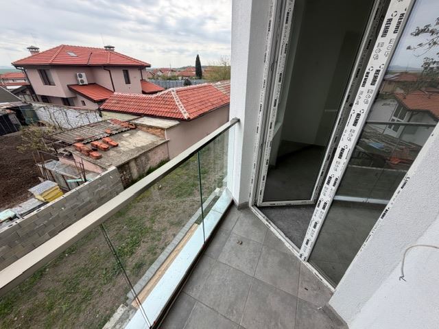 Třípodlažní řadový dům v Banevu – moderní výstavba, zahrada a dvě parkovací místa