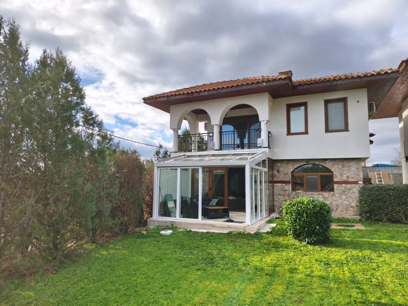 Dvoupodlažní samostatný dům v obci Goritsa – plně zrekonstruovaný domov se zahradou a krásnou verandou