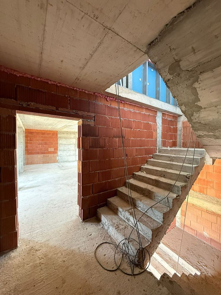 Luxusní prostorný dům s panoramatickými terasami a vlastní zahradou v moderním komplexu u moře