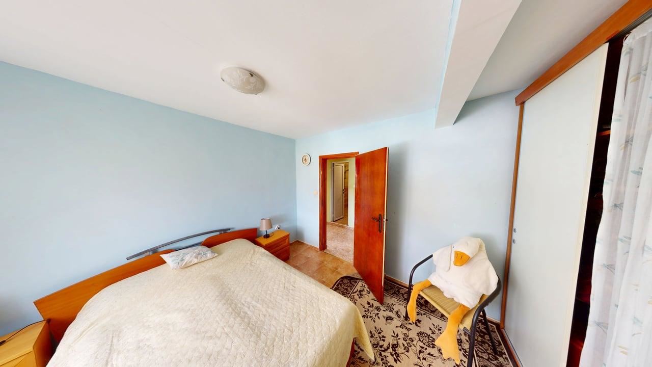 Dvoupodlažní dům ve vesnici Poroj – klid, prostor a pohodlí u moře