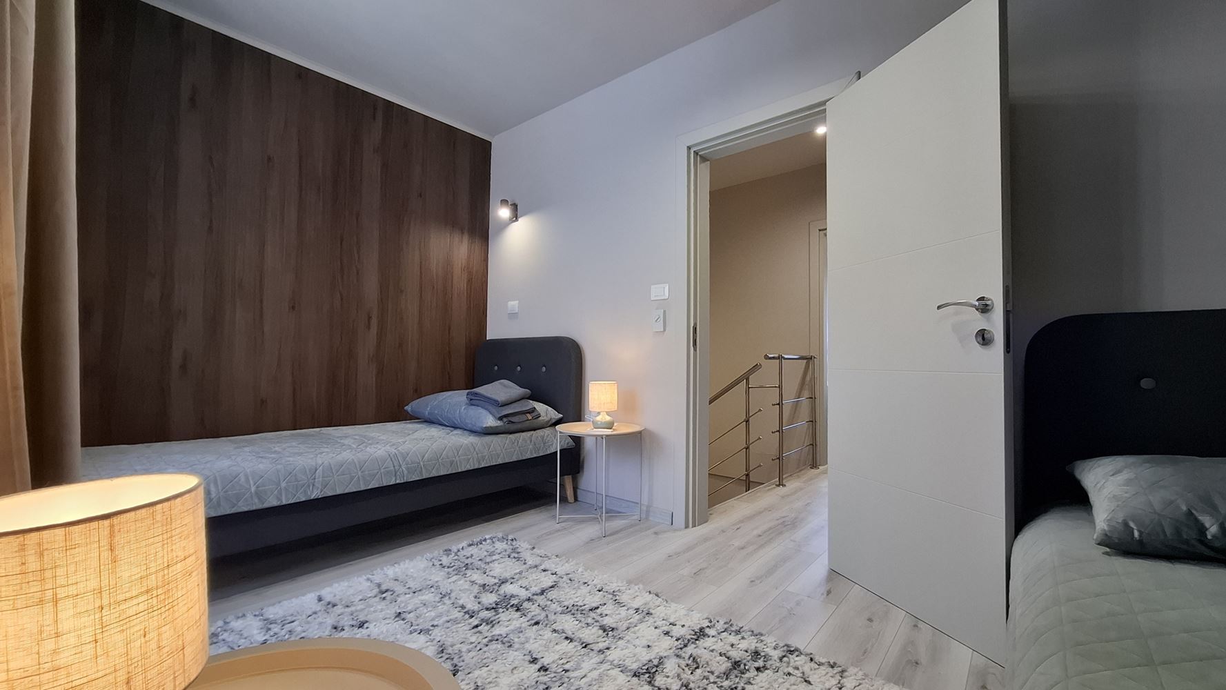 Luxusní třípodlažní townhouse 50 metrů od pláže – zcela nový domov s moderním interiérem a maximálním komfortem