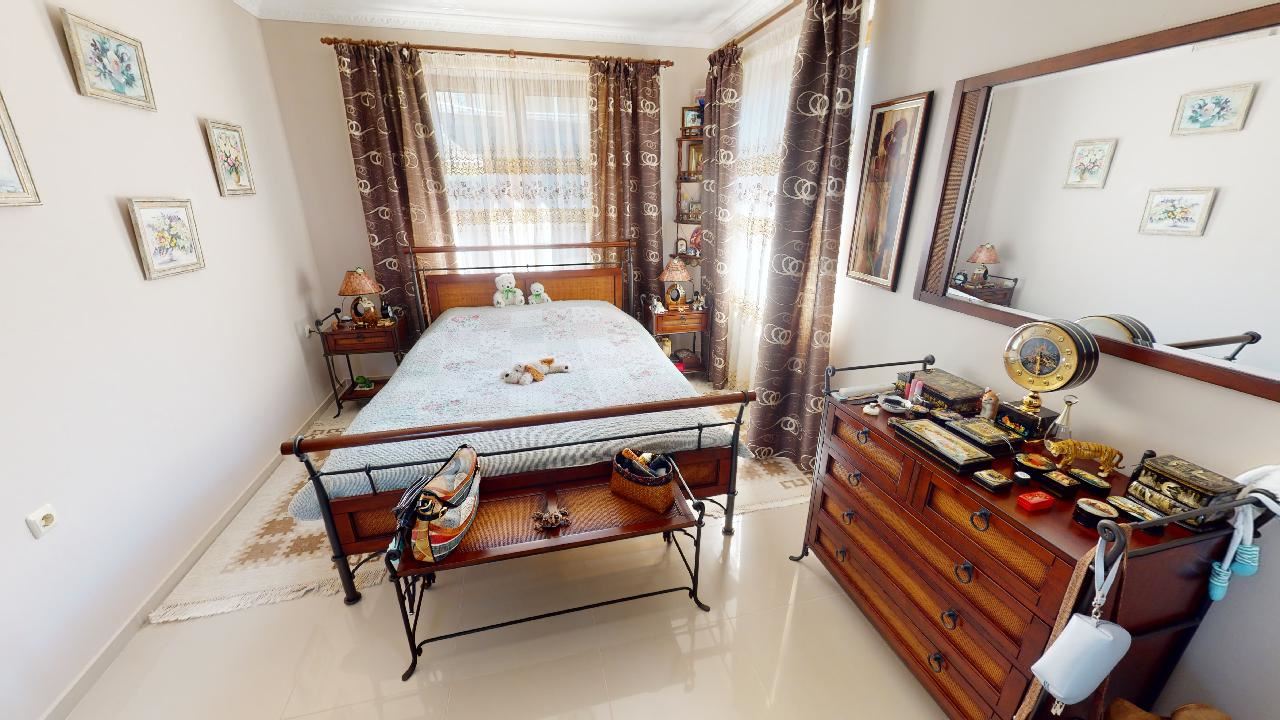 Třípatrový dům s bazénem a panoramatickým výhledem – jen 3 km od Sunny Beach