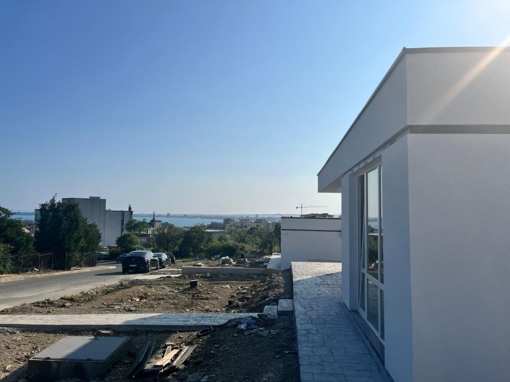 Hotový jednopodlažní dům s prostorným pozemkem a panoramatickým výhledem na moře ve Sveti Vlas – bez poplatku za údržbu