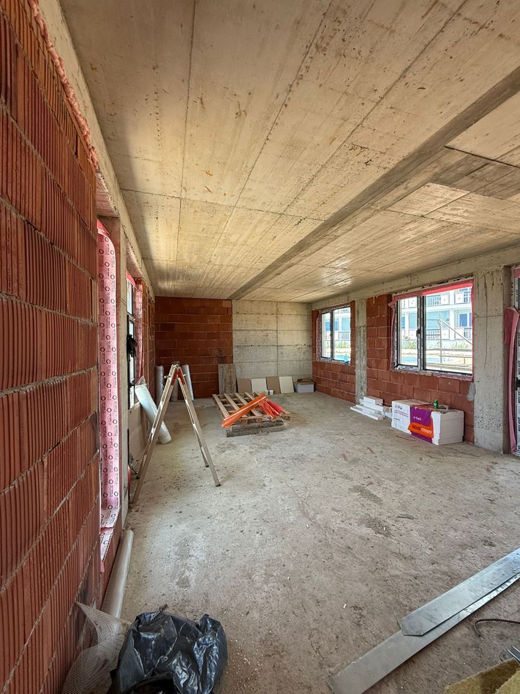 Luxusní prostorný dům s panoramatickými terasami a vlastní zahradou v moderním komplexu u moře