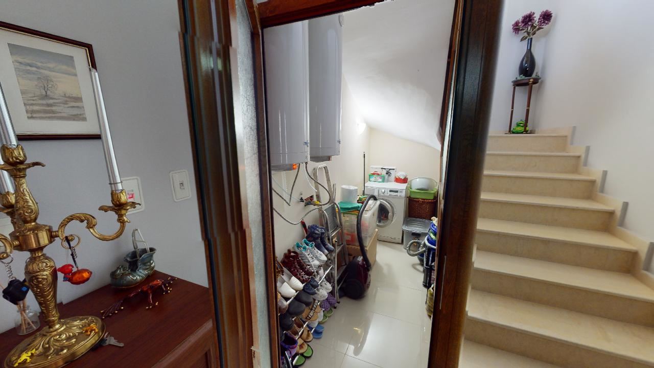 Třípatrový dům s bazénem a panoramatickým výhledem – jen 3 km od Sunny Beach