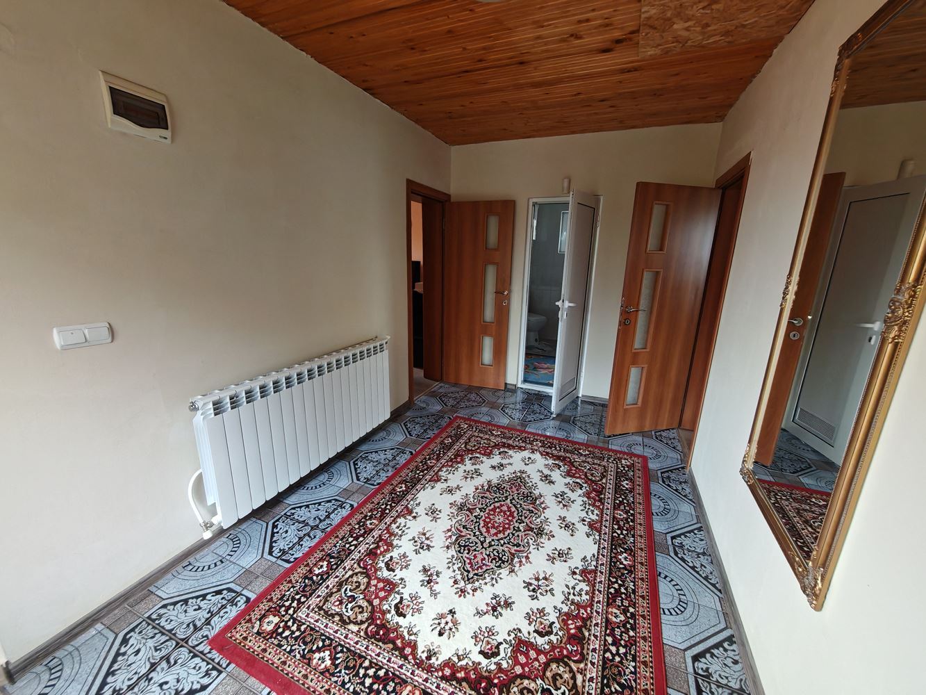 Samostatný dvoupodlažní dům s velkou zahradou a vinicí v obci Poroy – prostor, pohodlí a klid