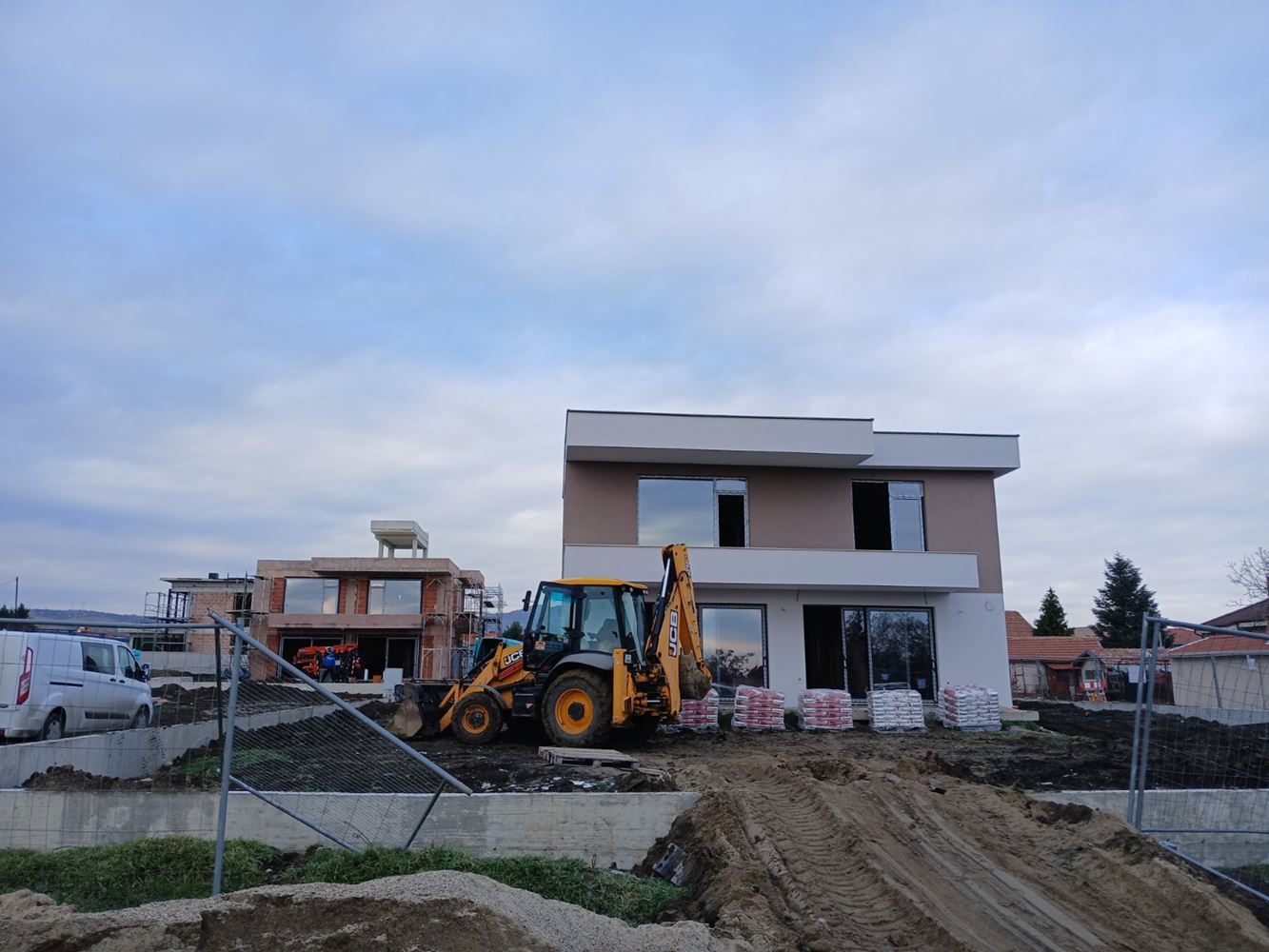 Moderní dům s pěti pokoji a pozemkem 400 m², třemi ložnicemi a bez poplatku za údržbu ve Vetrenu v Burgasu