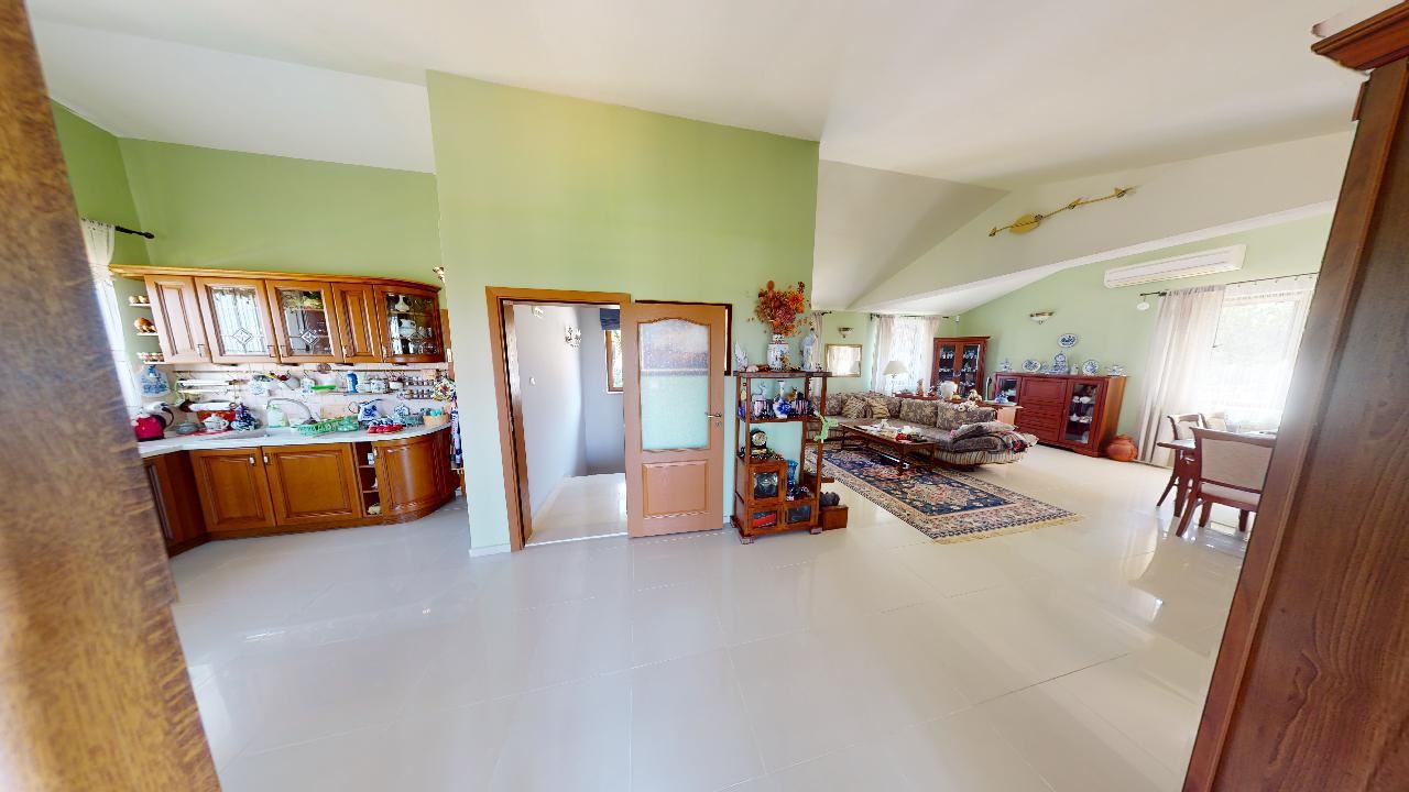 Třípatrový dům s bazénem a panoramatickým výhledem – jen 3 km od Sunny Beach