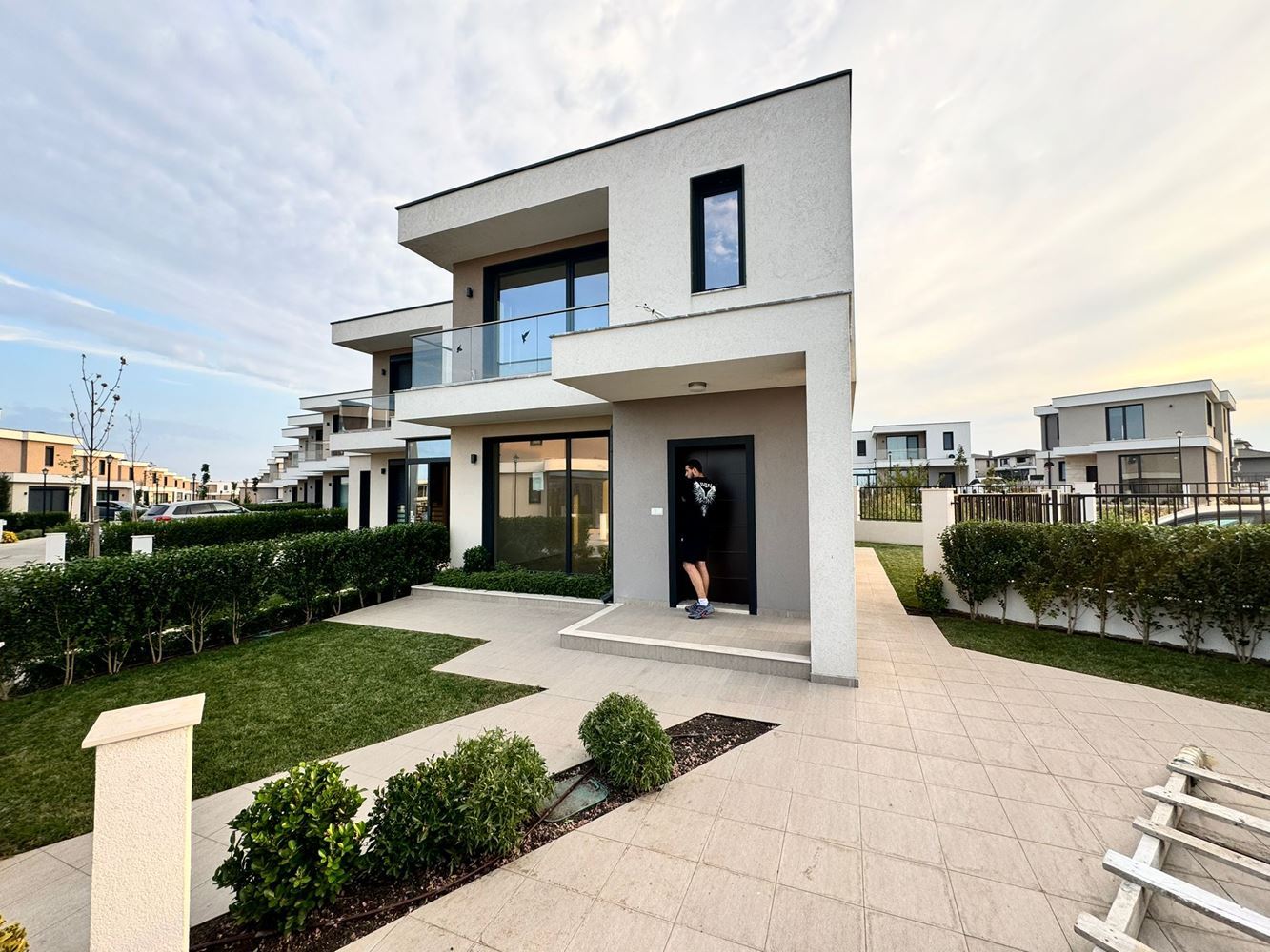 Moderní dvoupatrový dům se zahradou v luxusním komplexu mezi Pomorie a Sarafovo – styl, prostor a příroda