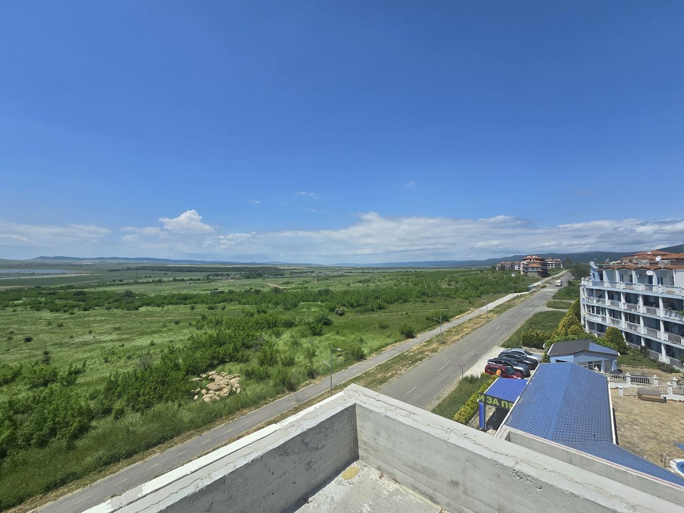 Luxusní prostorný dům s panoramatickými terasami a vlastní zahradou v moderním komplexu u moře