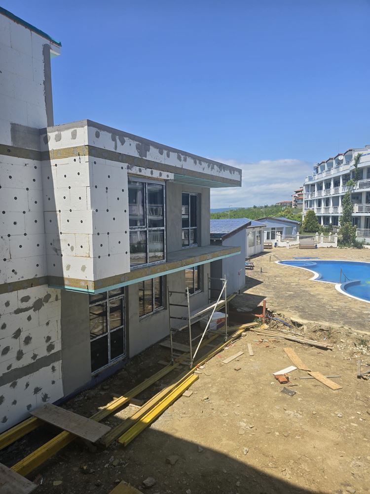 Luxusní prostorný dům s panoramatickými terasami a vlastní zahradou v moderním komplexu u moře