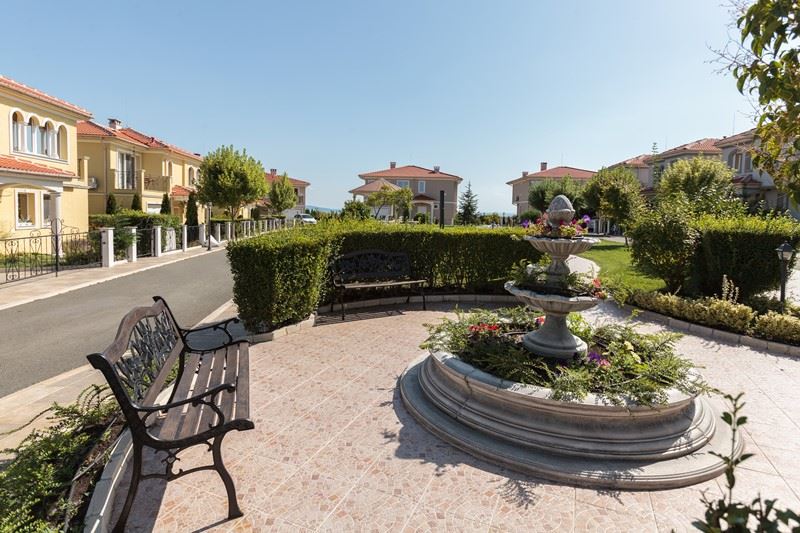 Výjimečný dvoupodlažní dům se třemi ložnicemi a prostornou zahradou v luxusním, střeženém komplexu mezi Sarafovem a Pomorií