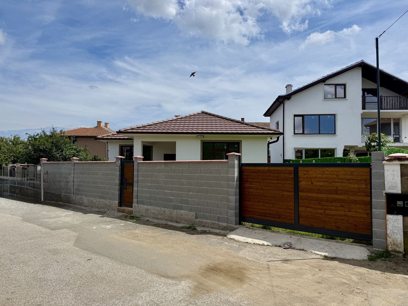 Nový přízemní dům se třemi ložnicemi a vlastní zahradou – komfort, klid a kvalita v blízkosti Slunečného pobřeží
