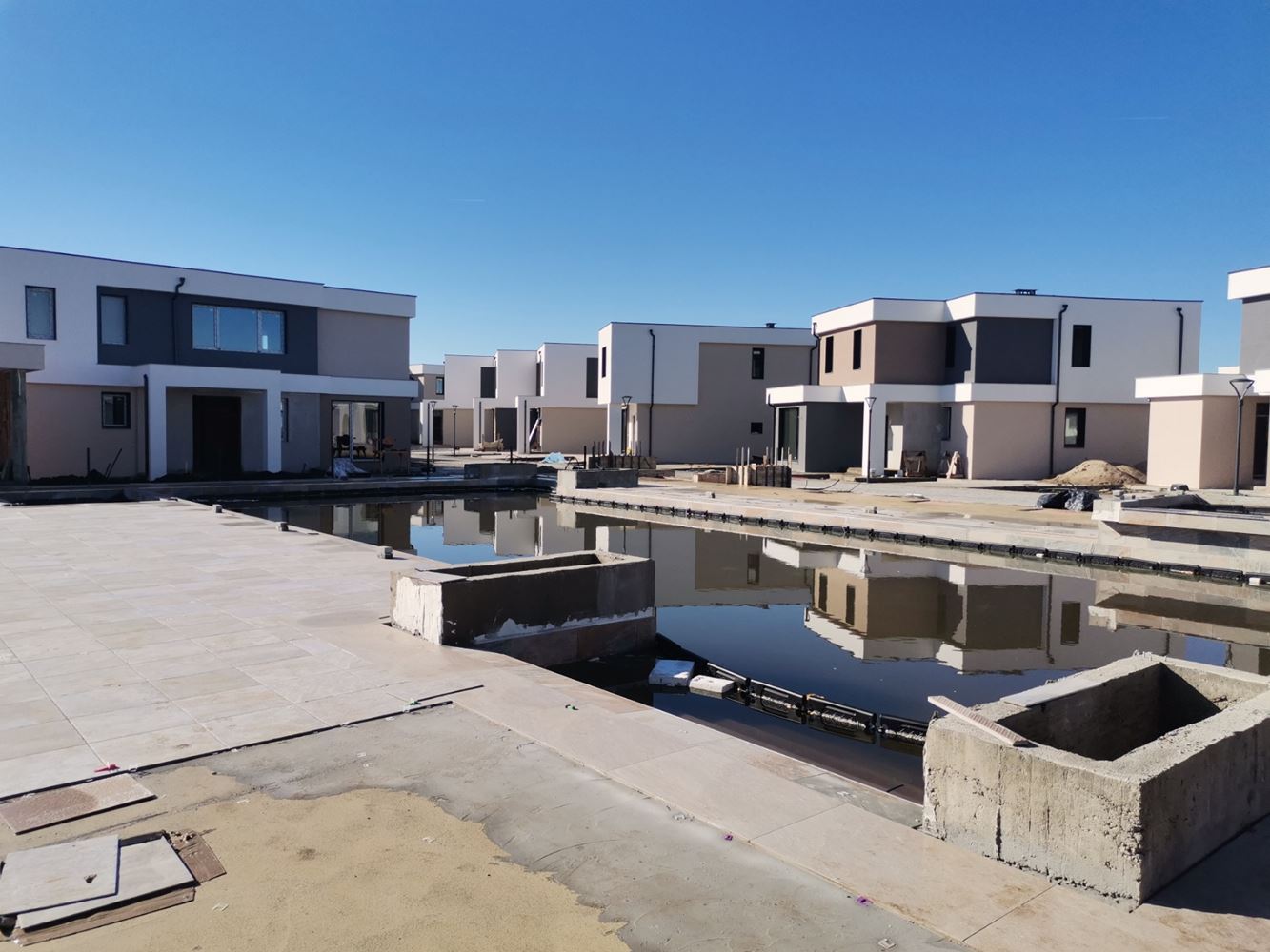 Moderní dvoupodlažní dům v uzavřeném komplexu mezi Pomorie a Sarafovo – komfort, bezpečí a celoroční bydlení