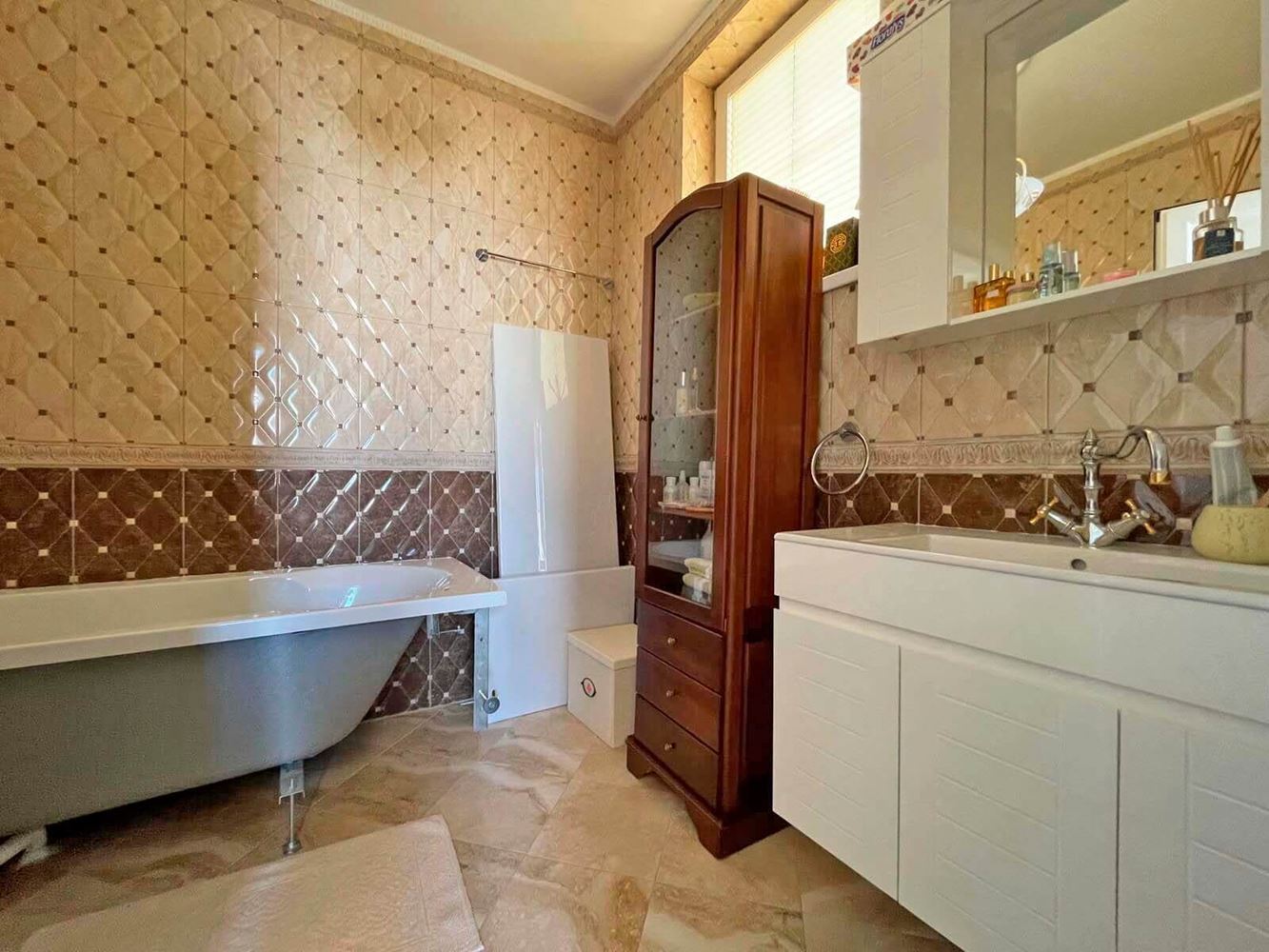 Luxusní dům s bazénem a panoramatickými výhledy v Košarici – pouhých 5 minut od Slunečného pobřeží