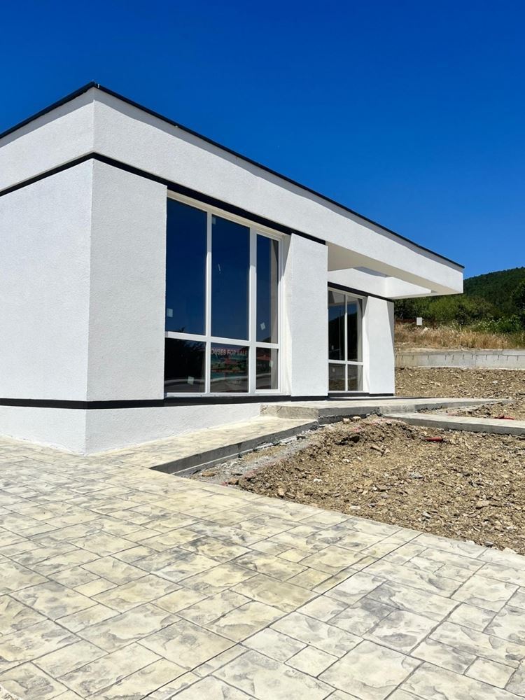 Hotový jednopodlažní dům s prostorným pozemkem a panoramatickým výhledem na moře ve Sveti Vlas – bez poplatku za údržbu
