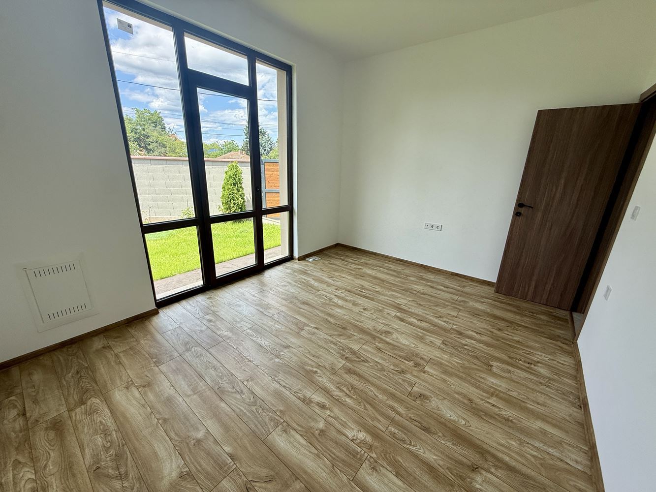 Nový přízemní dům se třemi ložnicemi a vlastní zahradou – komfort, klid a kvalita v blízkosti Slunečného pobřeží