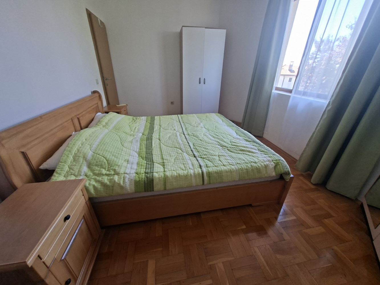 Dvoupodlažní dům s výhledem na moře, vlastním dvorem a parkovacím místem v uzavřeném komplexu
