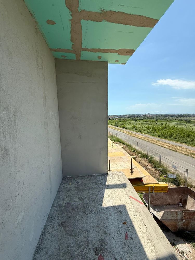 Luxusní prostorný dům s panoramatickými terasami a vlastní zahradou v moderním komplexu u moře