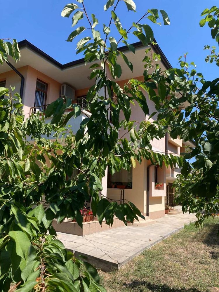 Prostorný třípodlažní rodinný dům v centru Ravdy – komfort, prestiž a plná samostatnost