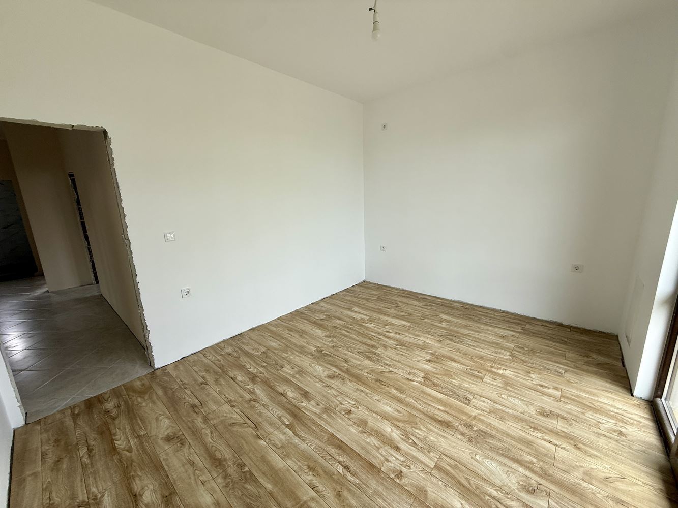 Nový přízemní dům se třemi ložnicemi a vlastní zahradou – komfort, klid a kvalita v blízkosti Slunečného pobřeží