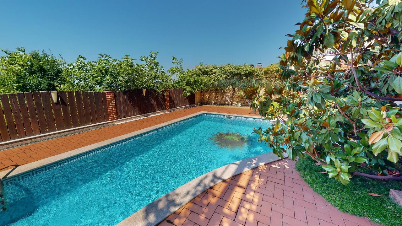 Třípatrový dům s bazénem a panoramatickým výhledem – jen 3 km od Sunny Beach