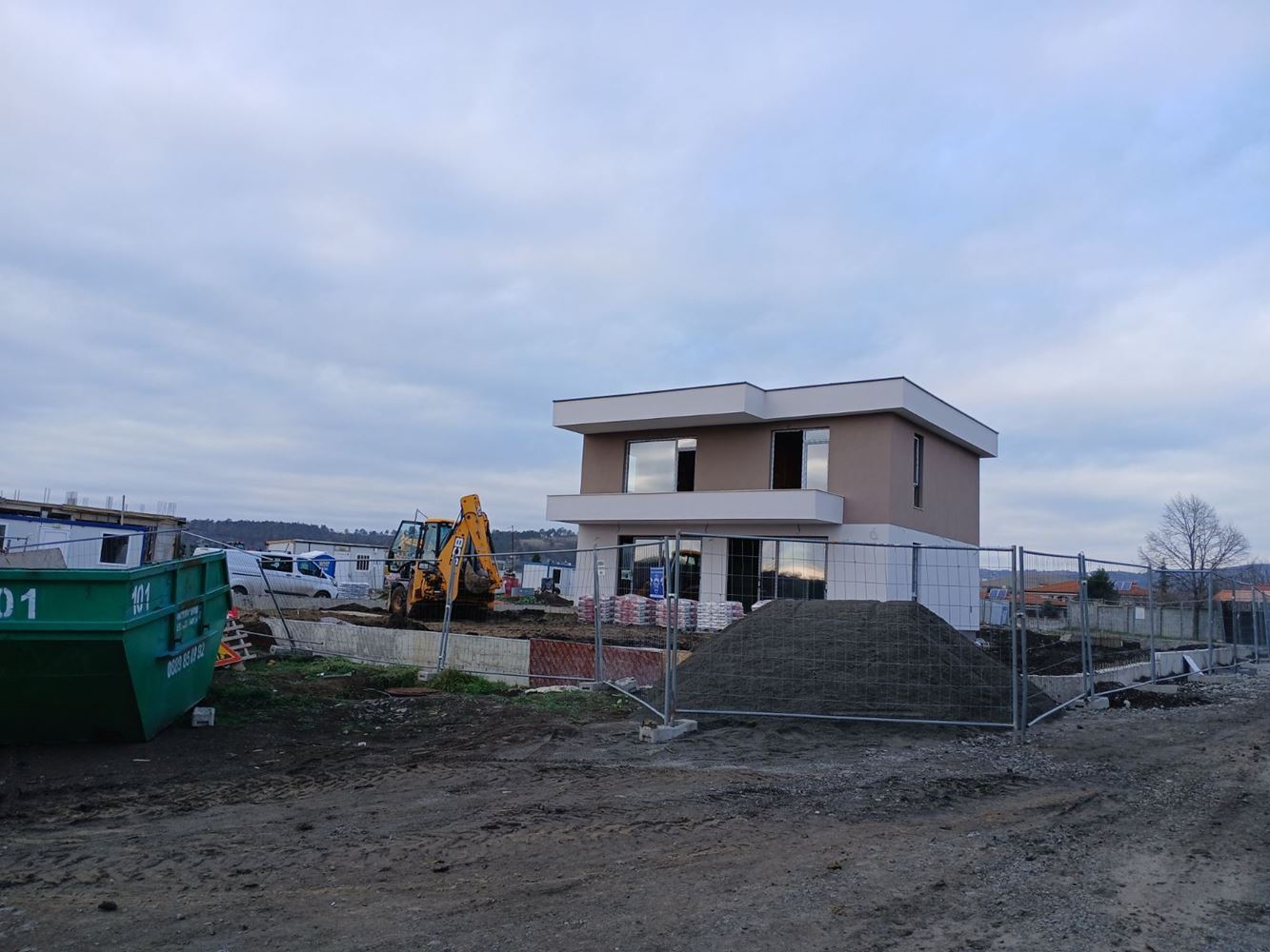 Moderní dům s pěti pokoji a pozemkem 400 m², třemi ložnicemi a bez poplatku za údržbu ve Vetrenu v Burgasu