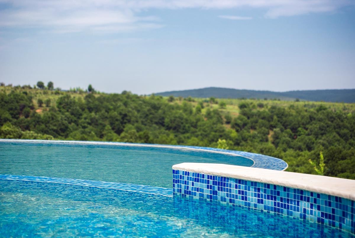 Prostorný jednopodlažní dům s panoramatickým výhledem v eko-komplexu na pohoří Balkán