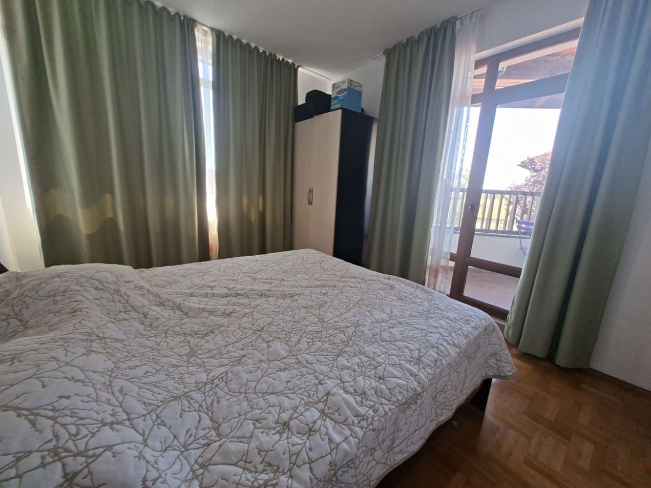 Dvoupodlažní dům s výhledem na moře, vlastním dvorem a parkovacím místem v uzavřeném komplexu