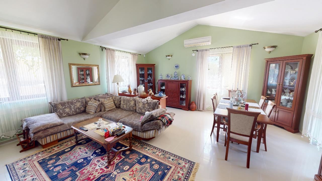 Třípatrový dům s bazénem a panoramatickým výhledem – jen 3 km od Sunny Beach