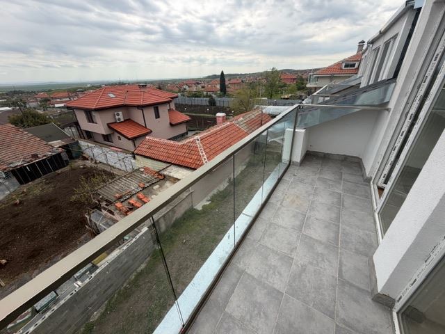 Třípodlažní řadový dům v Banevu – moderní výstavba, zahrada a dvě parkovací místa