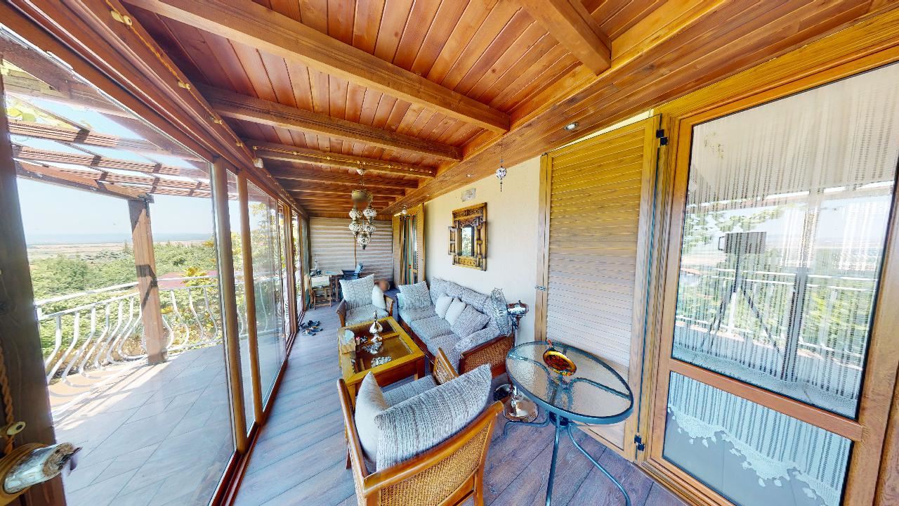 Třípatrový dům s bazénem a panoramatickým výhledem – jen 3 km od Sunny Beach