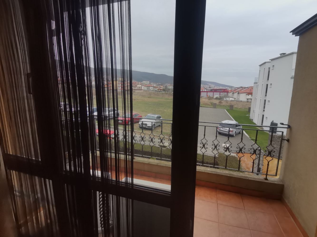 Prostorný dvoupokojový řadový dům se zahradou a terasami ve Sveti Vlas