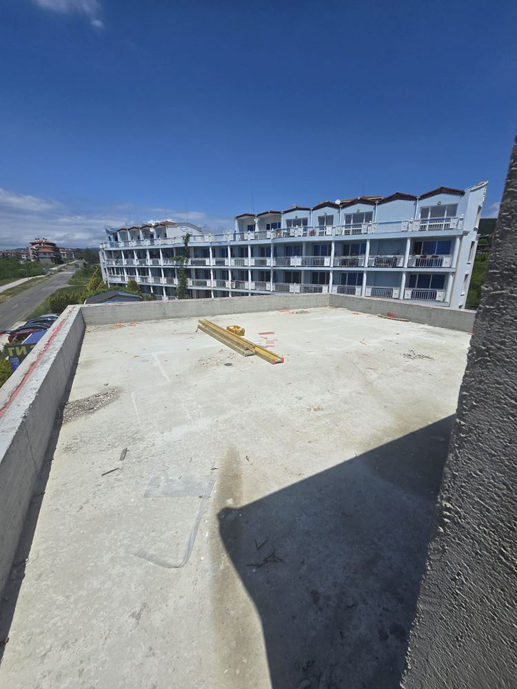 Luxusní prostorný dům s panoramatickými terasami a vlastní zahradou v moderním komplexu u moře