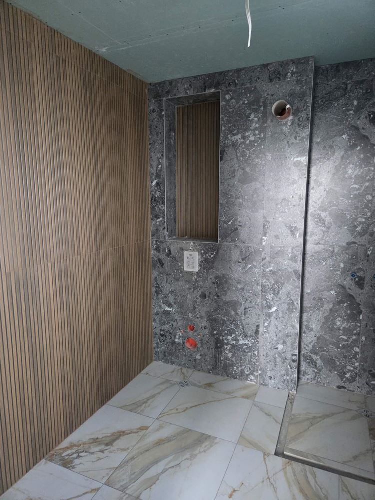 Pomorie – moderní dvoupodlažní dům se čtyřmi ložnicemi – bezpečnost, energetická účinnost a komfort bez kompromisů