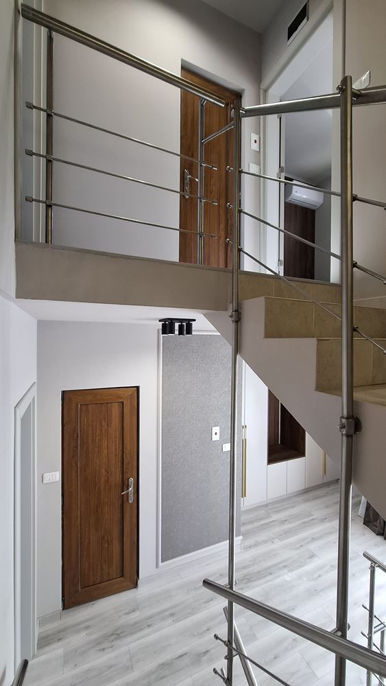 Luxusní třípodlažní townhouse 50 metrů od pláže – zcela nový domov s moderním interiérem a maximálním komfortem