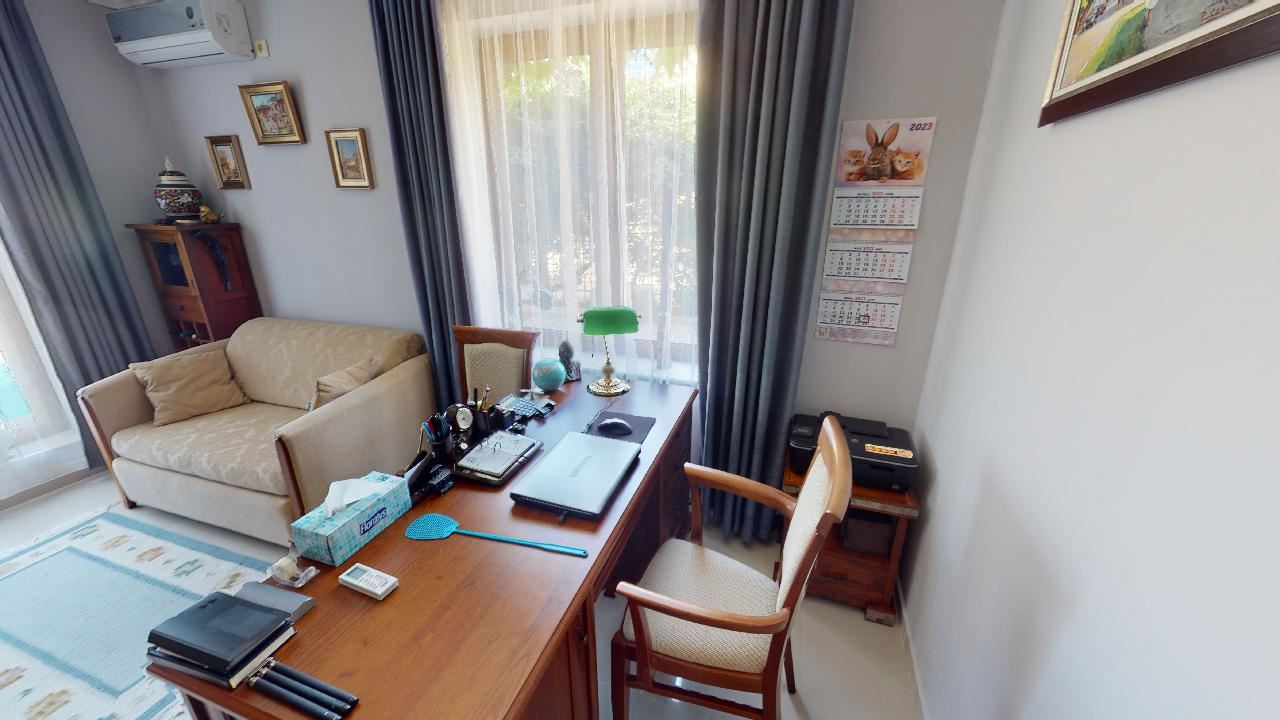 Třípatrový dům s bazénem a panoramatickým výhledem – jen 3 km od Sunny Beach