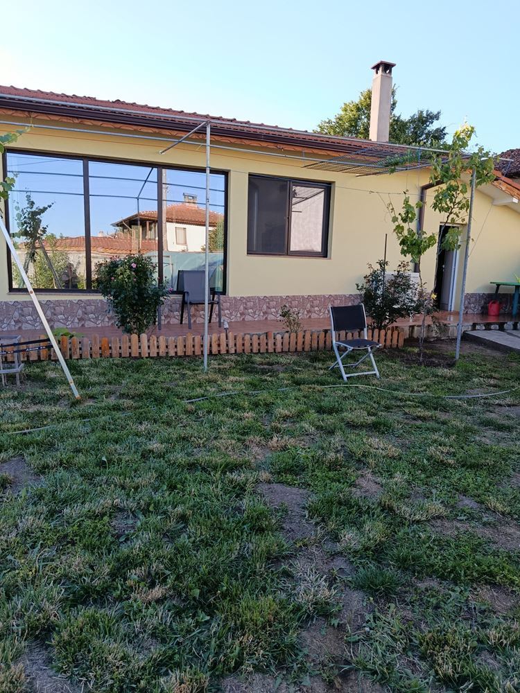 Krásný jednopodlažní dům s velkou zahradou v srdci Strandže – útulnost, příroda a klid nedaleko Burgasu