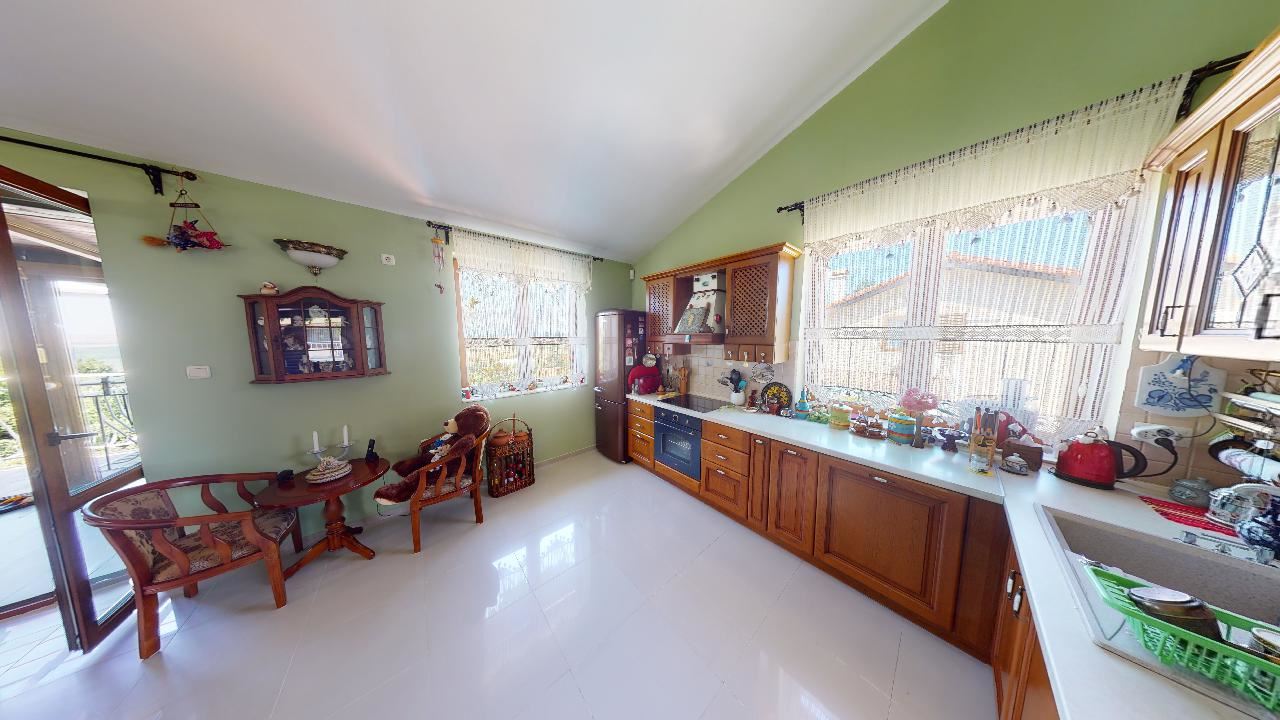 Třípatrový dům s bazénem a panoramatickým výhledem – jen 3 km od Sunny Beach