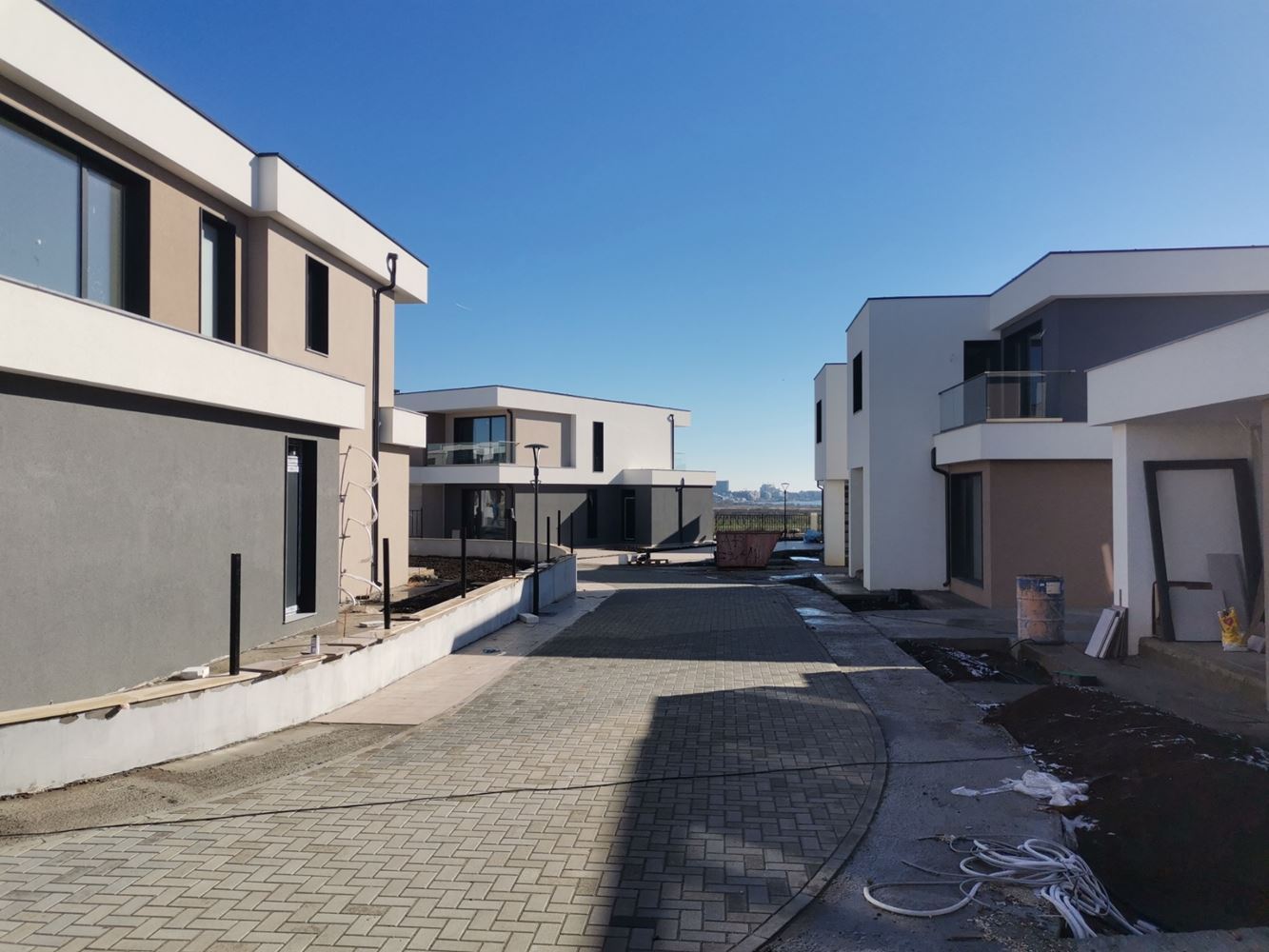 Moderní dvoupodlažní dům v uzavřeném komplexu mezi Pomorie a Sarafovo – komfort, bezpečí a celoroční bydlení