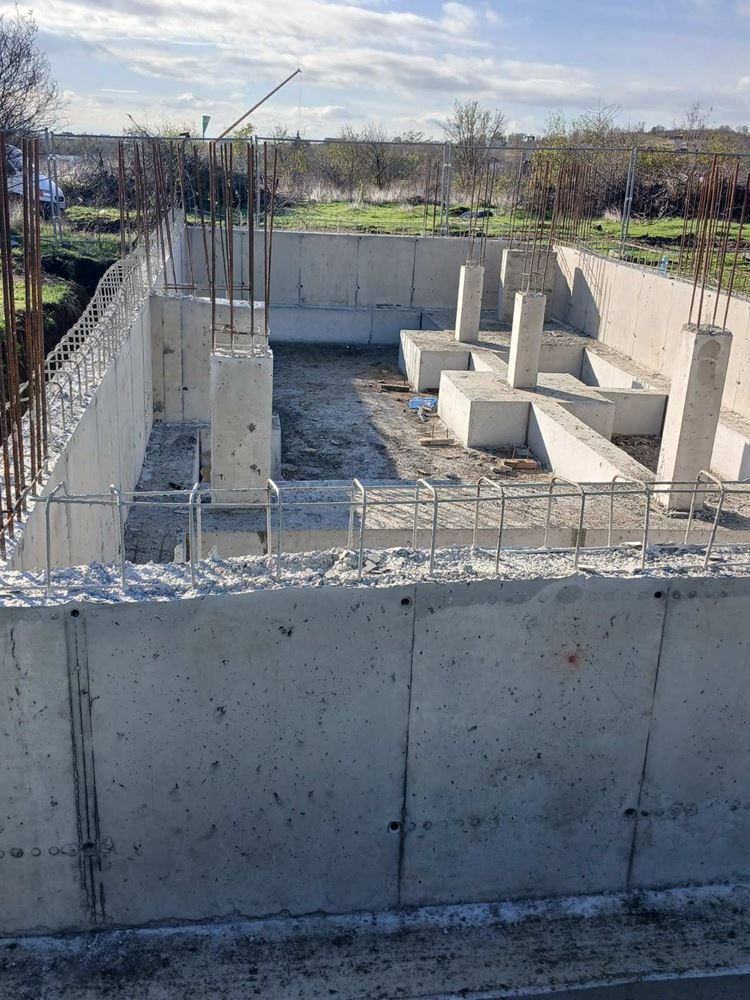 Moderní dům s pěti pokoji a pozemkem 400 m², třemi ložnicemi a bez poplatku za údržbu ve Vetrenu v Burgasu