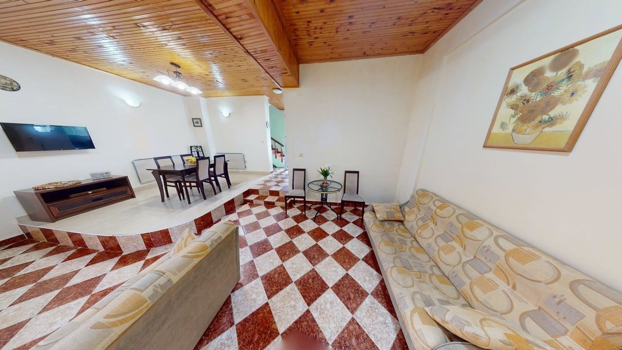 Dvoupodlažní dům ve vesnici Poroj – klid, prostor a pohodlí u moře