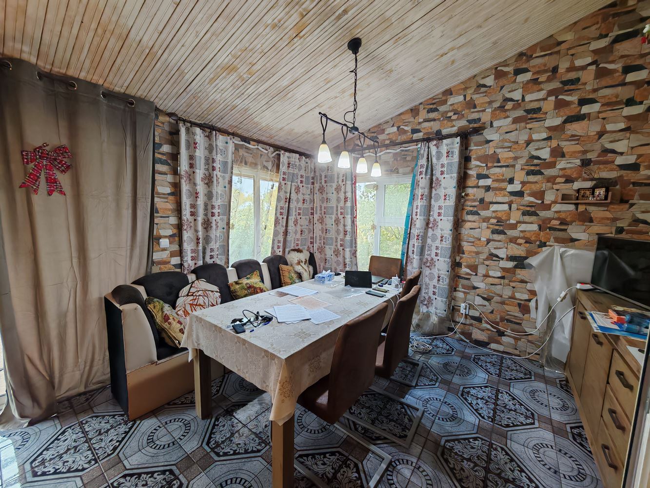 Samostatný dvoupodlažní dům s velkou zahradou a vinicí v obci Poroy – prostor, pohodlí a klid