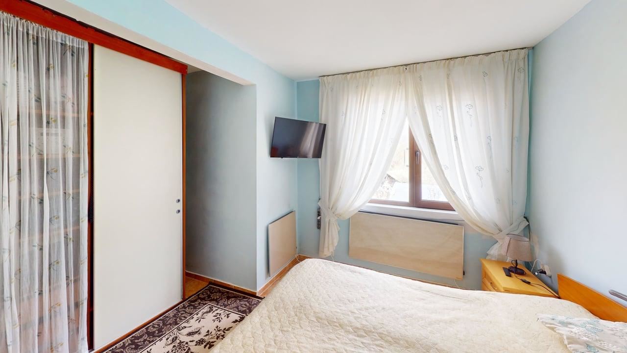 Dvoupodlažní dům ve vesnici Poroj – klid, prostor a pohodlí u moře