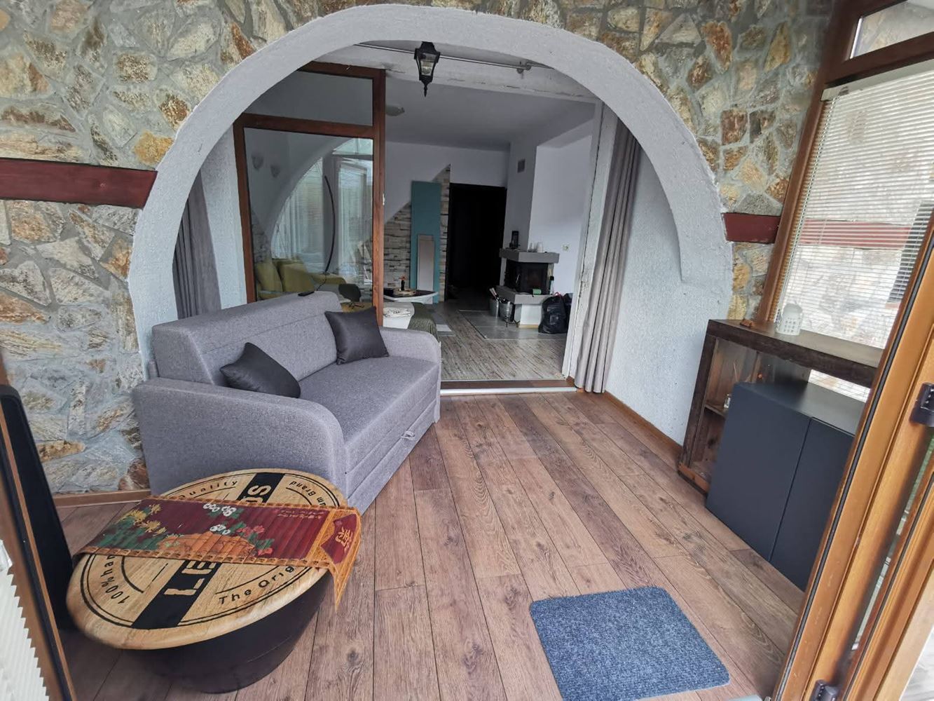 Dvoupodlažní samostatný dům v obci Goritsa – plně zrekonstruovaný domov se zahradou a krásnou verandou