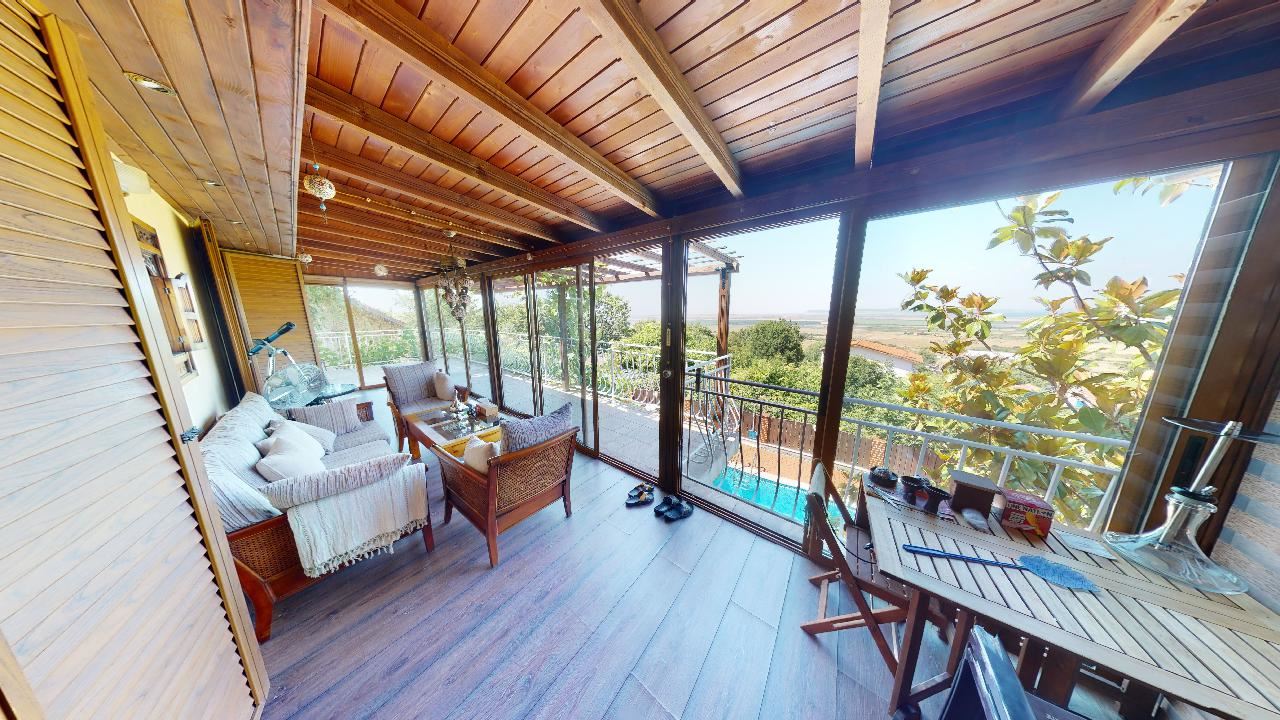 Třípatrový dům s bazénem a panoramatickým výhledem – jen 3 km od Sunny Beach