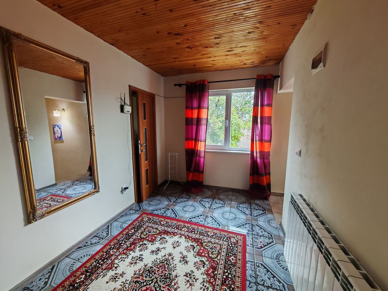 Samostatný dvoupodlažní dům s velkou zahradou a vinicí v obci Poroy – prostor, pohodlí a klid