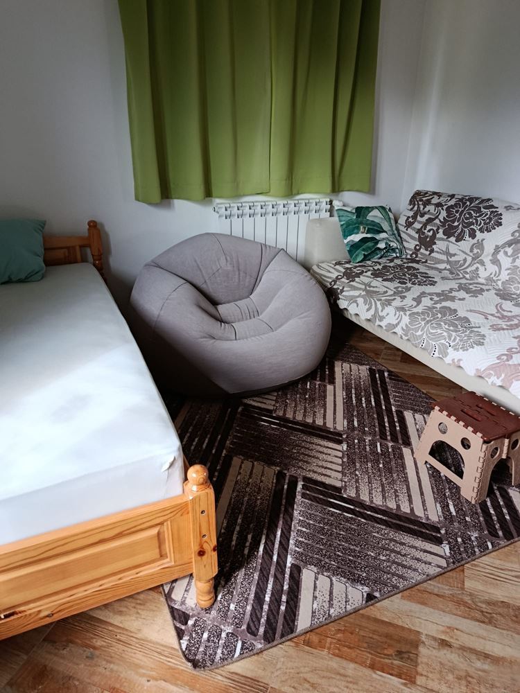 Přízemní dům s krásnou zahradou na úpatí pohoří Strandscha – útulnost, klid a hotové bydlení v obci Fakia