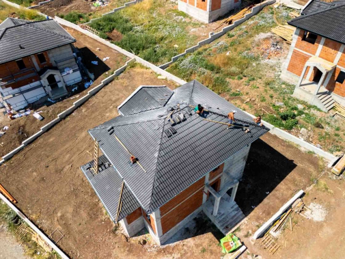 Samostatně stojící dům s velkou zahradou a čtyřmi ložnicemi – obec Cherni Vrah