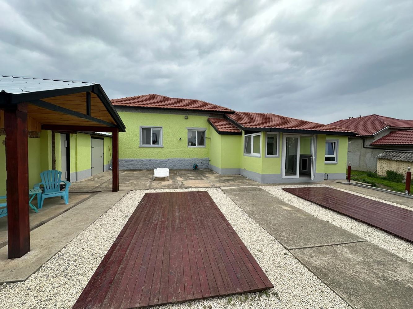 Kompletně zrekonstruovaný dům s obrovským pozemkem a perfektními podmínkami pro celoroční bydlení